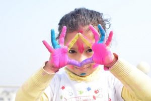 Dziewczynka bawi się, wypełniając kreatywne kolorowanki dla dzieci.